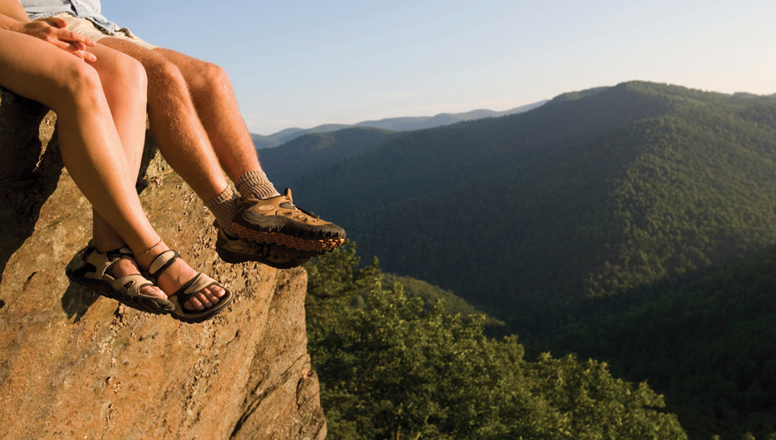 gareth_0005_Mountain-Couple-Sitting